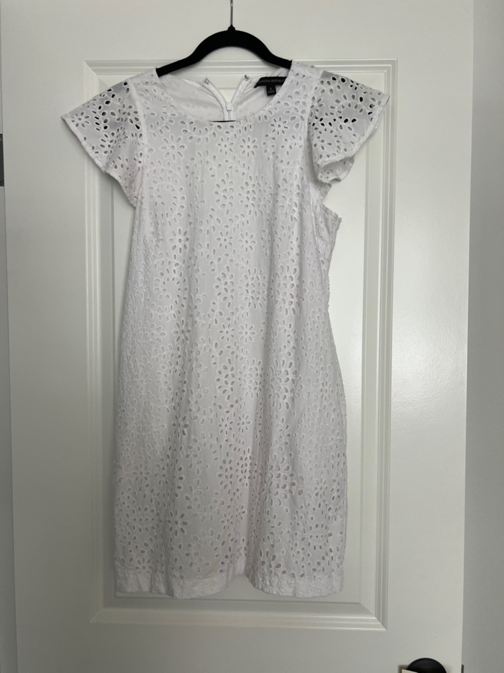 Lace Banana White Floral Short-Sleeve Dress, cut out size 4, 100% cotton cottage